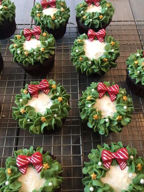 Snacks Til Fest, Jul Kaka, Easy Christmas Cupcakes, Christmas Cupcakes Recipes, Jul Mad, Christmas Cupcake, Cupcakes Decorados, Christmas Sweets, Christmas Snacks