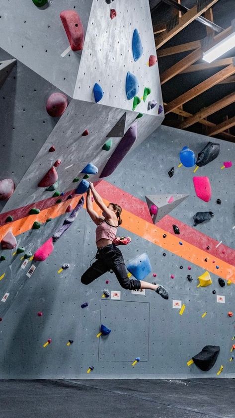 Indoor Rock Climbing Photoshoot, Rock Climbing Beginner, Climbing Astethic, Climbing Gym Aesthetic, Indoor Bouldering Aesthetic, Indoor Rock Climbing Aesthetic, Climbing Photoshoot, Rock Climbing Indoor, Bouldering Women