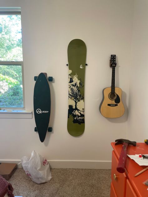 Snowboard Room Decor, Snowboard On Wall, Snowboard Bedroom, Snowboarding Aesthetic, Basement Room, Snowboard Design, Snow Board, Boys Rooms, Dorm Ideas