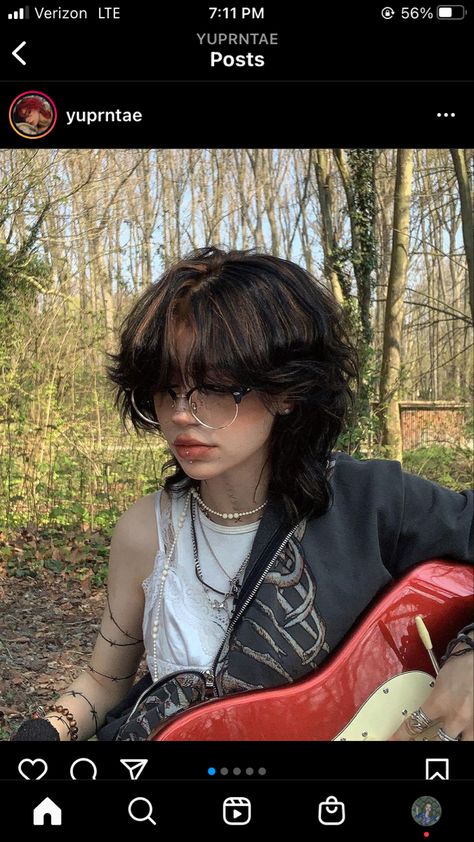 Emo Grunge Outfits, Downtown Grunge, Grunge Hairstyle, Grunge Haircut, Simple Person, Emo Girls, Cut My Hair, Hairstyles For Round Faces, Medium Hair Cuts