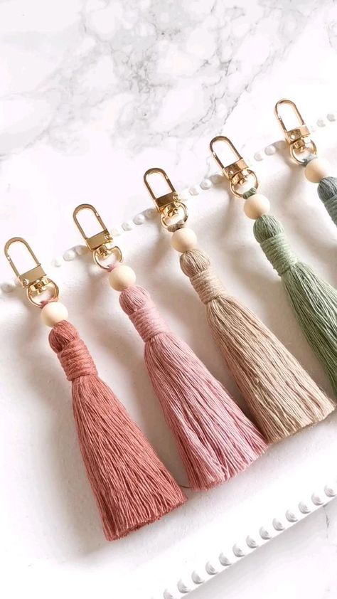 Macrame Keychain Tutorial, Keychain Tutorial, Heart Home Decor, Boho Crafts Diy, Boho Keychain, Keychain Holder, Diy Yarn Crafts, Macrame Keychain, Diy Tassel