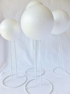 DIY Hat Display- Styrofoam ball and metal doll stand. This would work great for Diy Hat Display, Diy Hat Stand, Headband Display, Craft Booth Display, Decoration Vitrine, Craft Fairs Booth, Skins Minecraft, Diy Display, Craft Booth Displays