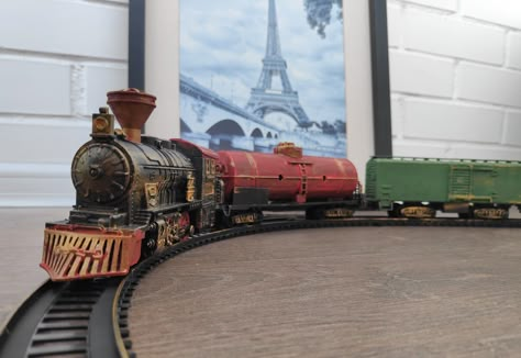 Vintage Toy Train, Antique Train, Model Trains Ho Scale, The Railway Children, Train Projects, Planes Trains Automobiles, Train Sets, Steam Train, Vintage Train