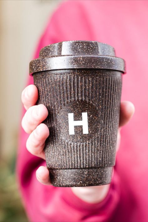 closeup picture of a hand holding the Kaffeeform Alphabet Weducer Cup with the letter "H" printed on it. Coffee Reusable Cup, Wildflower Cafe, Study Lounge, Sustainable Coffee, Coffee Advertising, Plastic Free July, Future Office, Coffee Aroma, Coffee Granules