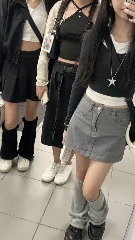 Acubi Comfy Outfit, Acubi Star Outfit, Y2k Fashion Black And White, White And Black Aesthetic Outfit, Easy Kpop Outfits To Recreate, Outfit Ideas Skirt Black, Y2k Acubi Fashion, Acubi Style Skirt, Concert Outfit Ideas Simple