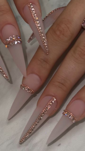 Chains On Nails, Glam Bridal Nails, Chain Nail Art Design, Gold Chain Nails, Chain Nails Designs, Rose Gold Birthday Nails, Acrylic Nails Rose Gold, Soft Stiletto Nails, Rose Gold Acrylics