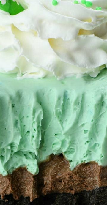 Shamrock Shake Lasagna Hot Fudge Cake, Easy Party Desserts, Hot Chocolate Fudge, Layered Dessert, Shamrock Shake, Party Food Dessert, Single Serve Desserts, Trifle Desserts, Slow Cooker Desserts