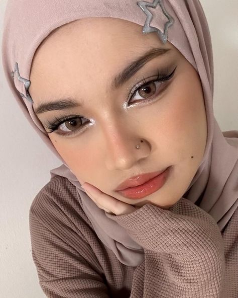 inst: parshonee Hijab Without Undercap, Makeup Looks Hijab, Hijabi Concert Outfit, Hijab Makeup Look, Hijabi Makeup Looks, Muslim Makeup, Hijabi Makeup, Makeup Job, Makeup Hijab