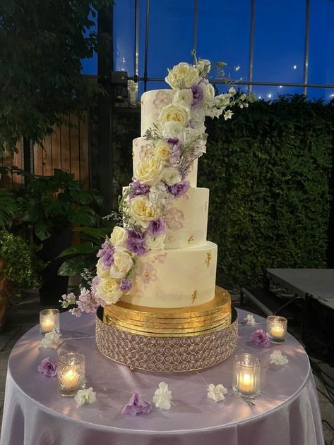 Lavender And Pink Wedding Flowers, White Wedding Cake With Lavender Flowers, Light Purple Quinceanera Cake, Wedding Cake Rapunzel, Rapunzel Wedding Flowers, Cakes For Special Occasions, Tangled Theme Wedding Cake, Light Purple And White Wedding Theme, Lavender Cake Wedding