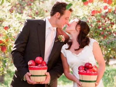 10 Apple Decor Wedding Ideas for Fall.... @Jennifer Pacini Apple Wedding Theme, Apple Wedding Favors, Apple Orchard Wedding, Fall Wedding Venues, Apple Wedding, Orchard Wedding, Apple Decorations, Autumn Bride, Wedding Inspiration Fall