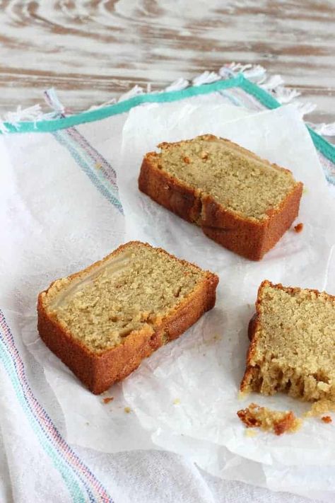 Pear sour cream coffee cake Simple Fall Cake, Pear Loaf Recipes, Pear Loaf Cake, Pear Coffee Cake, Pear Loaf, Fall Cake, Sweet Easy, Baking School, Pear Cake