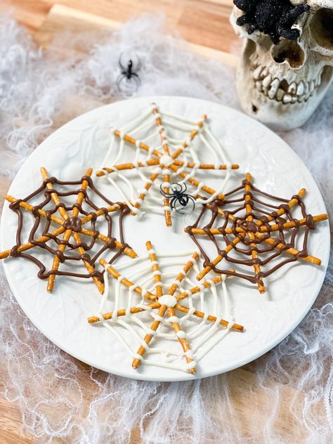 Pretzel spider webs! Super fun halloween snack. Halloween food ideas. #halloweenrecipes #halloweenpartyfood #halloweentreats #halloweenfood Pretzel Chocolate Spider Web, Pretzels Spider Webs, Cobweb Pretzel, Halloween Treats Spiders, Spider Pretzels Easy Halloween, Pretzel Bones Halloween, Spider Web Chocolate Covered Pretzels, Ritz Cracker Spiders, Pretzel Spiders Halloween