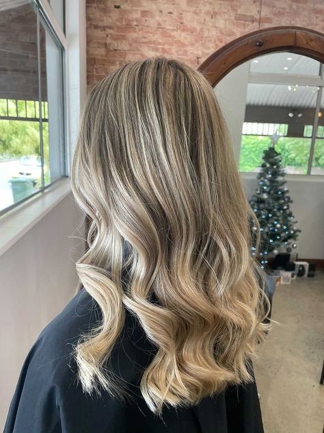 Curled Hair At The End, End Curls Medium Hair, Ends Curled Hair, Medium Length Hair Loose Curls, Curled Hair Inspiration, Hair Curled At Ends, Hair Curls Medium Length, Hair Salon Curls, Curled Hair With Straight Ends