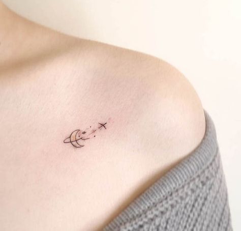 56 Gorgeous Collarbone Tattoos For Women - Our Mindful Life Tattoo Designs For Collar Bone, Tattoo Designs Women Chest, Cute Tattoos For Women Collarbone, Tattoo Ideas Clavicle For Women, Tattoo By Collar Bone, Sleek Tattoos For Women, Meaningful Collar Bone Tattoos For Women, Small Collar Bone Tattoos For Women Unique, Cute Small Collarbone Tattoos For Women