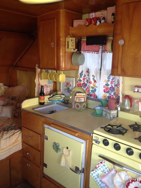 Trailer Astethic, 80s Trailer Home Interior, Aesthetic Trailer Interior, Aesthetic Camper Interior, Trailer Home Interior, Vintage Travel Trailers Interiors, Cottage Trailer, Small Camper Trailer, Travel Trailer Bathroom