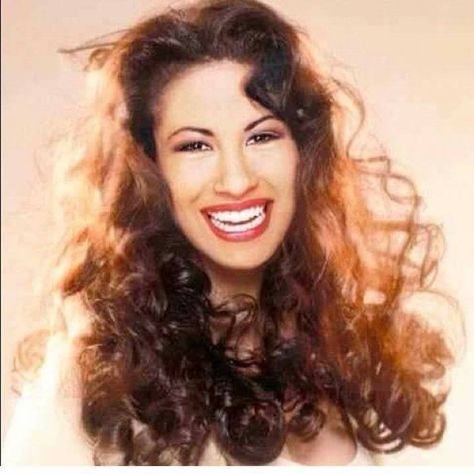 Agree shampoo photo shoot Agree Shampoo, Selena Quintanilla Fashion, Selena Selena, Selena Q, Tejano Music, Selena Quintanilla Perez, Blake Shelton, Selena Quintanilla, Miley Cyrus