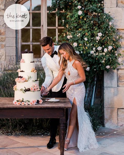 Jojo Fletcher Wedding, Jojo Fletcher Hair, Jojo And Jordan, Simple Wedding Cake Ideas, Wedding Cake Simple, Jojo Fletcher, Celebrity Bride, Write Articles, Boda Ideas