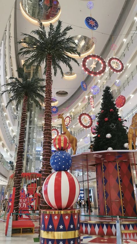 Carnival Christmas Tree, Christmas Circus Theme, Circus Christmas Tree, Circus Christmas, Christmas Circus, Carnival Tent, Christmas In America, Carnival Inspiration, Carnival Christmas