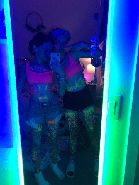 Neon Frat Party Outfit, Neon Leg Paint, Glow In Dark Outfit, Glow In The Dark Cowgirl Party, Glow In Dark Party Outfit, Neon Party Fits, Glow Party Ideas Outfits, Glow Theme Party Outfits, Neon Birthday Party Outfit