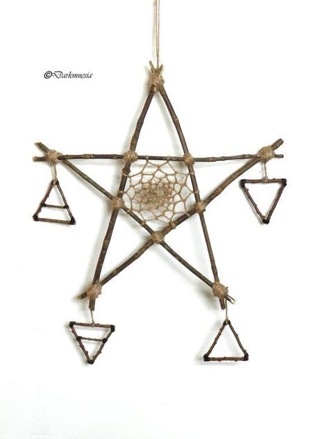 Pagan Dream Catcher, Pentacle Crafts, Halloween Hanging Decor, Pentacle Elements, Pentacle Dreamcatcher, Wooden Art Ideas, Pentagram Dreamcatcher, Branch Crafts, Magick Crafts