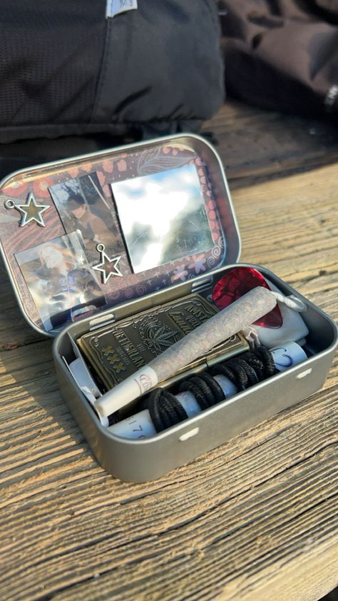 #altoids #altoidwalletideas Altoids Tins Ideas, Altoid Tin Ideas Diy Survival Kits, Altoid Shrine, Altoid Altar, Altoid Tin Gifts, Altoid Tin Ideas Diy, Altoid Tin Wallet, Altoids Tin Wallet, Diy Altoid Tin