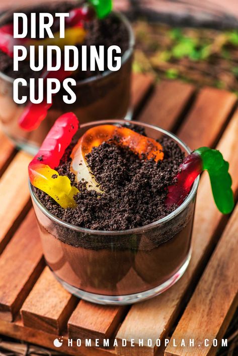 Dirt Pudding Cups! Easy to make and fun to serve, these dirt pudding cups only take 5 ingredients to make and can be customized with tons of different holiday-themed candies. | HomemadeHooplah.com Halloween Pudding Cups, Dirt Cups Recipe, Dirt Pudding Cups, Cup Recipes, Dirt Cup, Dirt Pudding, Oreo Dirt, Oreo Dessert Recipes, Dirt Cups