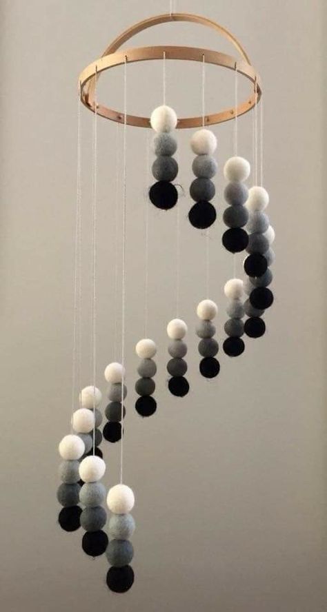 Felt Ball Mobile, Crib Decor, Baby Diy Projects, Diy Baby Mobile, Baby Mobil, Monochrome Nursery, Baby Ball, Cot Mobile, Felt Mobile