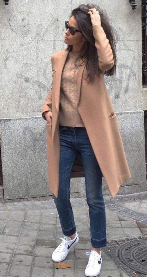 31 Ways How To Wear Camel Coats For Women 2019 Looks Adidas, Camel Coat Outfit, Fest Outfits, Mode Casual, Outfit Trends, Camel Coat, Casual Work Outfits, Coat Outfits, 가을 패션