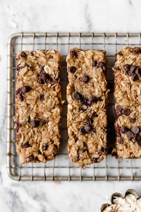 5 ingredients are all you need to make a batch of these easy and healthy granola bars. They're gluten-free, soft-baked, studded with chocolate chips, and perfect for on-the-go healthy snacking. 5-Ingredient Healthy Peanut Butter Granola Bars are an easy go-to snack that is kid-friendly! Easy Homemade Granola Bars, Peanut Butter Granola Bars, Homemade Granola Bars Healthy, Homemade Granola Healthy, Real Food Dietitians, Peanut Butter Bites, Avocado Brownies, Healthy Granola Bars, Granola Recipe Bars