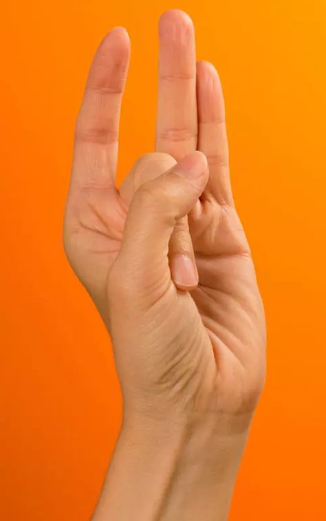 Hold Your Hand In This Position And You Will Not Believe What Will Happen Next Shunya Mudra, Pressure Point Therapy, Gyan Mudra, What Will Happen Next, Hand Reflexology, Finger Exercises, Yoga Hands, Yoga For Seniors, Hand Exercises