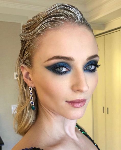 Video Makeup, Celebrity Makeup Looks, 2024 Halloween, Glamorous Makeup, Celebrity Hair Stylist, Sophie Turner, Smokey Eyes, Glitter Hair, Hair And Makeup Artist