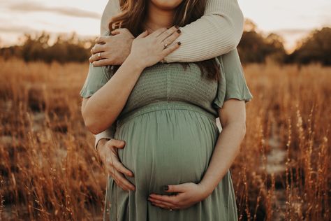 Maternity Photography Grass Field, Autumn Maternity Photography, Sunset Field Maternity Pictures, Posing Maternity Photos, Woodland Maternity Photos, Moody Fall Maternity Pictures, Simple Fall Maternity Pictures, Easy Maternity Poses, Maternity Photos In Creek