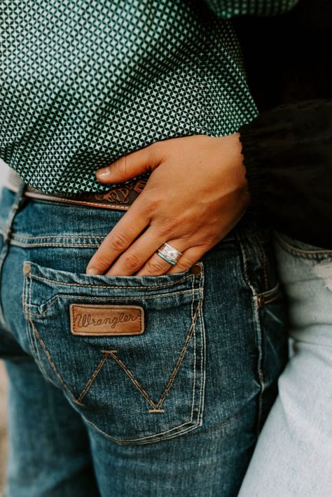 Country Engagement Outfit Ideas, Cute Unique Engagement Photos, Wrangler Engagement Photos, Engagement Photos Rustic Ideas, Rustic Fall Engagement Pictures, Western Engagement Announcement, Western Proposal Pictures, Classy Western Engagement Photos, Winter Farm Engagement Photos