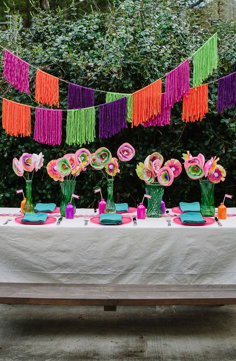 Host a Backyard Fiesta Party This Summer! Check out these simple DIY fiesta decor ideas Cinco De Mayo Traditions, Summer Backyard Parties, Bolo Rapunzel, Mexican Fiesta Party, Crafty Decor, Mexican Party Theme, Fiesta Theme, Trendy Baby Shower Ideas, Summer Birthday Party