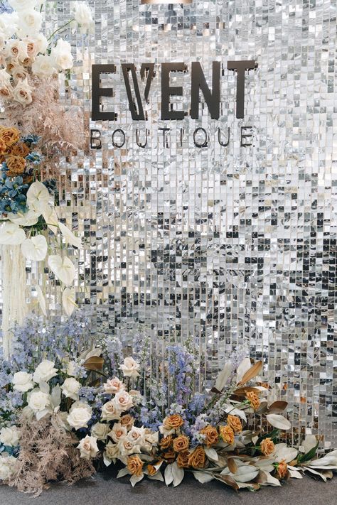 Shimmer Wall With Flowers, Shimmer Wall Backdrop With Flowers, Disco Photo Wall Backdrop, Shimmer Backdrop With Flowers, Photo Zone Ideas, Sequin Wedding Decor, Wall Design Outdoor, Sequin Wall Backdrop, Photo Wall Event