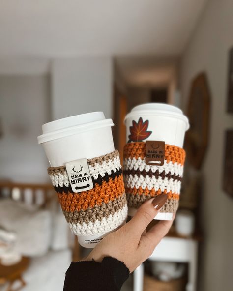 new coffee cup sleeves in the shop 🍁☕️🧡 crocheted >> striped / checkered / waffle vegan faux leather tags in chestnut & white marble great for your car, purse & cute to gift limited quantities — 🔗in stories/profile ☺️🍂 [patterns coming soon] 🧶 happy friiiidayyyy!!! #crocheted #crochetdesigner #coffeesleeve Coffee Sleeve Crochet Pattern Free, Crochet Coffee Sleeve Pattern, Crochet Giveaway Ideas, Crochet Coffee Cup Cozy, Coffee Crochet, Crochet Cup Sleeve, Crochet Coffee, Crochet Coffee Sleeve, Easy Crochet Gift Ideas