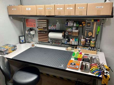 Workshop Home Design, Work Shop Desk, Home Office Workbench, Hobby Desk Ideas, Hobby Desk Organization, Diy Office Setup At Home, Gaming Craft Room, Workshop Desk Ideas, Painting Desk Ideas