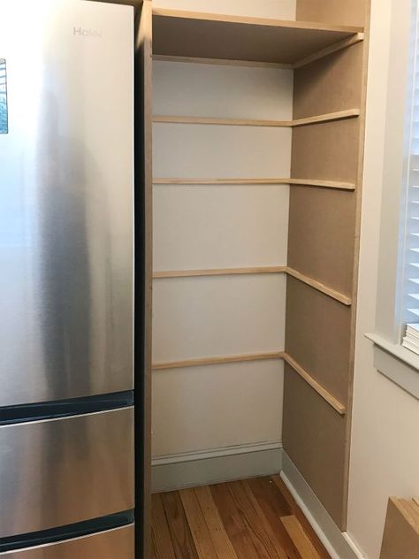 Build Pantry Shelves, Build Pantry, Diy Pantry Cabinet, Ideas De Closets, Diy Pantry Shelves, Pantry Closet Design, Small Kitchen Pantry, Diy Custom Closet, Diy Pantry Organization