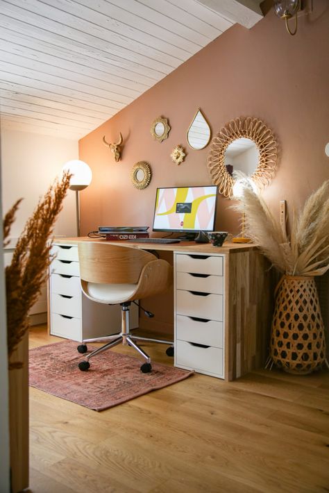 Ikea Hack : astuce pour aménager un coin bureau - Casa la Forêt Desk Top Ideas, Diy Bureau, Office Guest Bedroom, Amber Room, Attic Office, Cozy Home Office, Desk Inspo, Loft Room, Diy Ikea