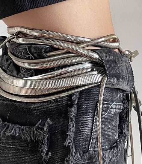 High End Designer Fashion, Industrial Fashion, Snake Belt, Futuristic Fashion, New Rock, Jewelry Lookbook, Mode Inspo, 2024 Fashion, Mode Inspiration