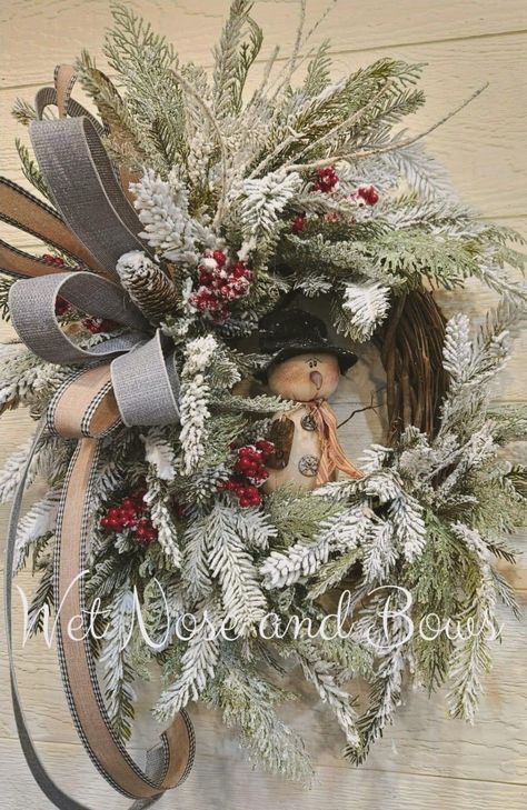 White Christmas Wreaths, Shabby Chic Christmas Decorations, Bows Wreaths, Blue And White Christmas, Christmas Wreaths Ideas, White Christmas Wreath, Holiday Wreaths Diy, Christmas Flower Arrangements, Door Wreaths Diy