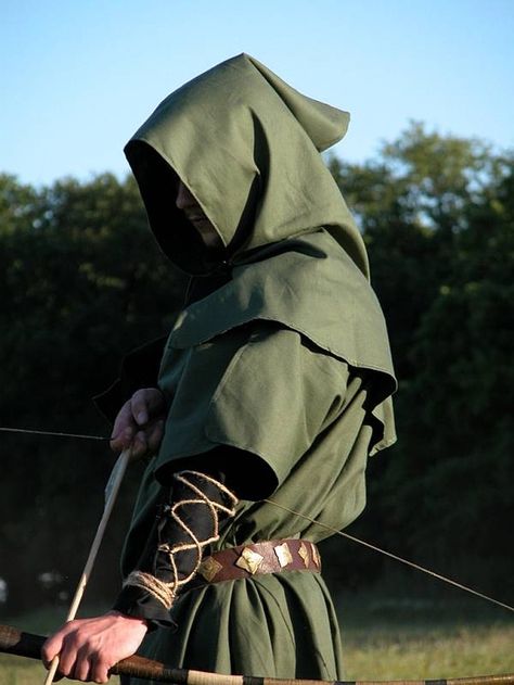 Robin hood, Yeoman. Green hood, cloak, and arrows. Representative of lower class chaucer finds the yeoman respectable. Robin Hood Kostüm, Medieval Tunic, Rangers Apprentice, Medieval Clothes, Medieval Costume, Bow And Arrow, Medieval Clothing, Poses References, Fantasy Costumes