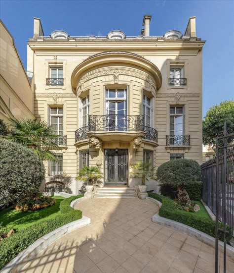 A Parisian Hôtel Particulier On Square de L’Avenue Foch — Francis York Parisian Hotel, Single Bedroom, Large Dining Room, Iconic Buildings, Bedroom With Ensuite, Entrance Gates, Luxury Property, Bedroom Suite, Luxury Real Estate