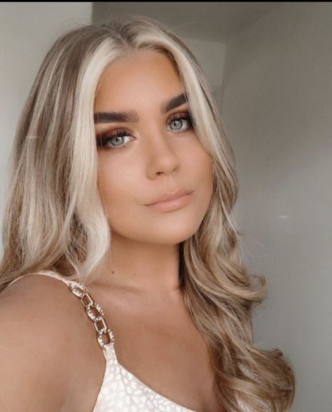 Blonde Balayage With Money Piece Bangs, Blonde Face Framing Highlights Bangs, Money Bangs Hair Blonde, Bangs With Money Piece Blonde, Blonde Bangs Money Piece, Blonde Face Frame Bangs, Blonde Face Frame, Blonde Money Piece Hair, Platinum Blonde Face Frame