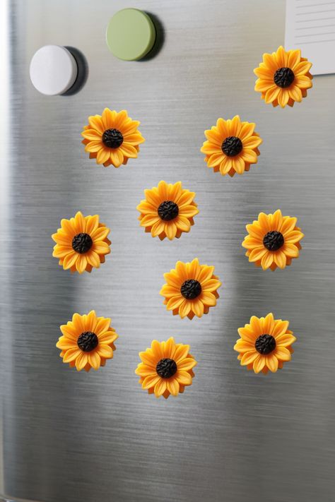 Clay Flower Magnets, Sunflower Magnets, Clay Magnet Ideas, Fall Magnets, Clay Fridge Magnets, Clay Fridge, Polymer Clay Magnet, Cute Magnets, Magnet Ideas