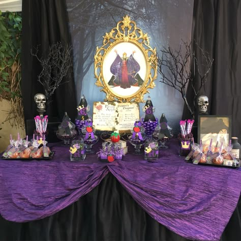 Evil queen candy table Evil Queen Wedding Theme, Evil Queen Party Decorations, Evil Queen Decorations, Evil Queen Decor, Evil Queen Birthday Party Ideas, Queen Party Decorations, Disney Villain Party Decorations, Evil Queen Party, Christmas Villains