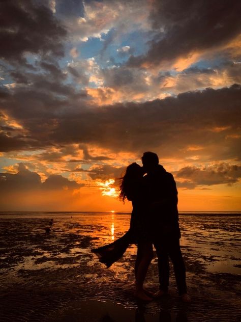 Sunset Photography People, Kissing Silhouette, Sunset Paint, Kiss Wallpaper, Couple Sunset, Beach Is My Happy Place, Couple Beach Pictures, Wallpaper Sun, Couple Moments