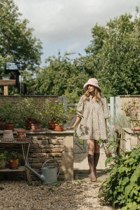 Flower Farm Outfit Aesthetic, Homestead Photoshoot, Cute Gardening Outfits, Homestead Outfits, Kings Aesthetic, Farmcore Outfit, Cottagecore Mom, Farm Girl Outfits, Countryside Outfit