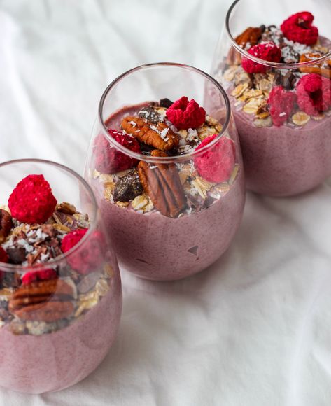 This blended raspberry chia pudding is a delicious vegan option for dessert or breakfast. It's much smoother than traditional chia pudding, too! #chiapudding #healthyrecipe #easyrecipe Healthy Whole Food Recipes, Banana Chia Seed Pudding, Raspberry Chia Pudding, Chia Pudding Vegan, Pudding Recept, Coconut Chia Pudding, Coconut Chia, Meal Prep Snacks, Chia Seed Recipes