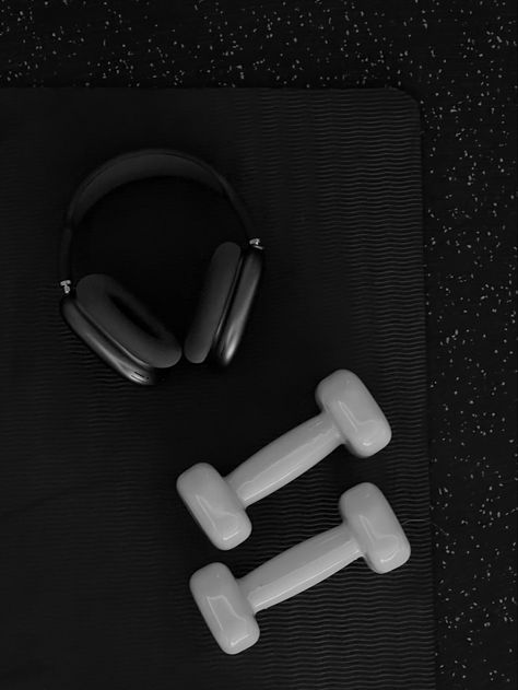 AirPods Max, sport, fitness aesthetic Workout Aesthetic Black And White, Black Aesthetic Workout, Fitness Black Aesthetic, Gym Black Aesthetic, Black And White Fitness Aesthetic, White Gym Aesthetic, Dark Fitness Aesthetic, Gym Playlist Cover Photo, Black Airpods Max Aesthetic